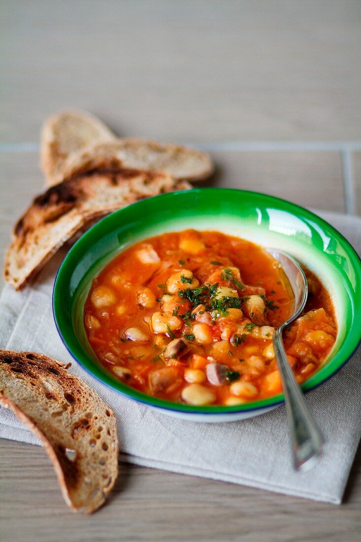 Bohnen-Kichererbsen-Suppe mit Röstbrot