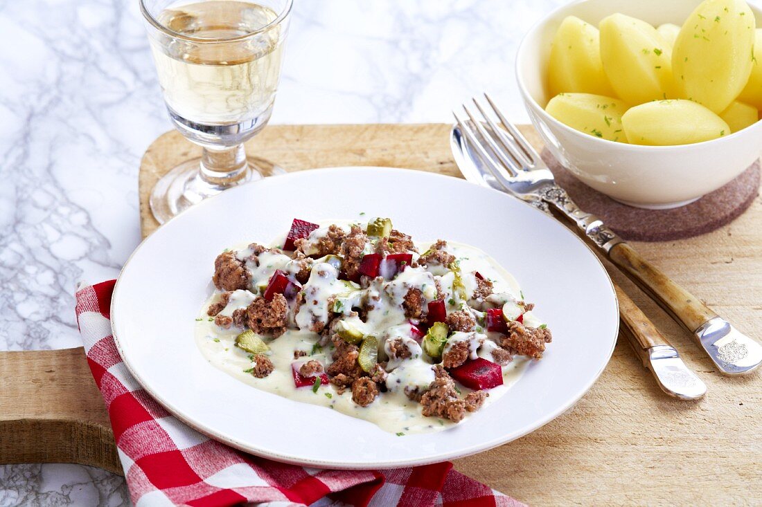 Rote-Bete-Hacktopf mit Salzkartoffeln