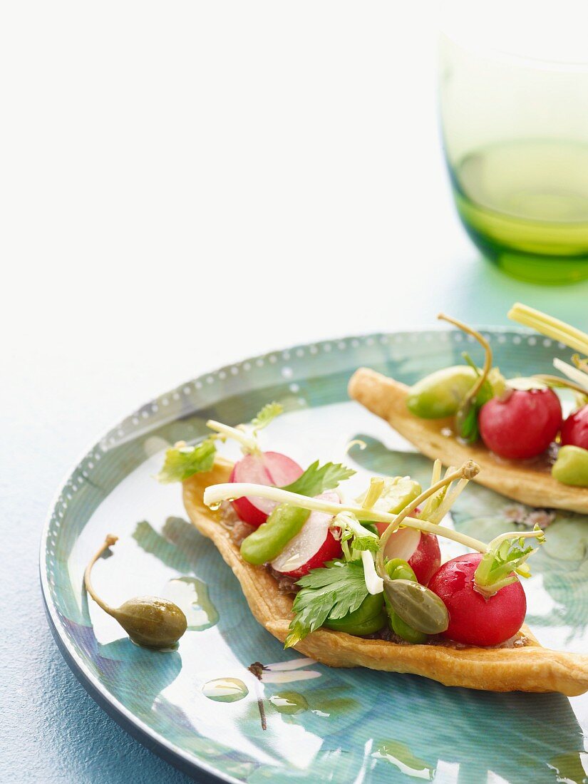 Fladenbrot mit Radieschen, Bohnen und Riesenkapern