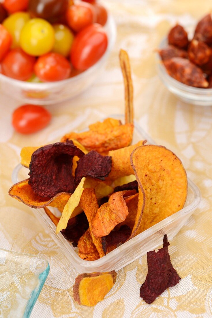 Gemüsechips, Kirschtomaten und Chorizo