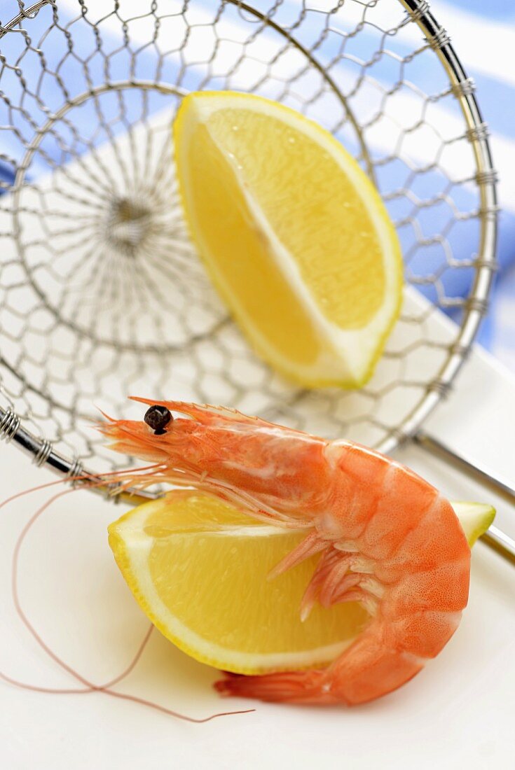 A prawn and lemon wedges