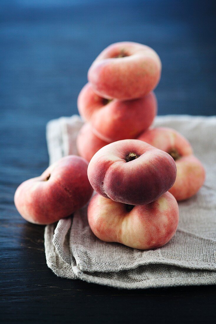 Peaches of the variety 'Flatqueen'