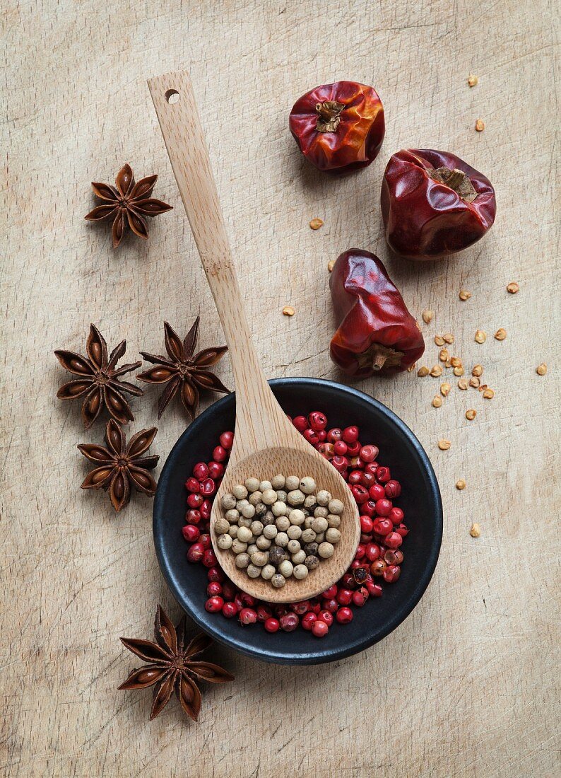 Rote und weiße Pfefferkörner, Sternanis und getrocknete Chilischoten