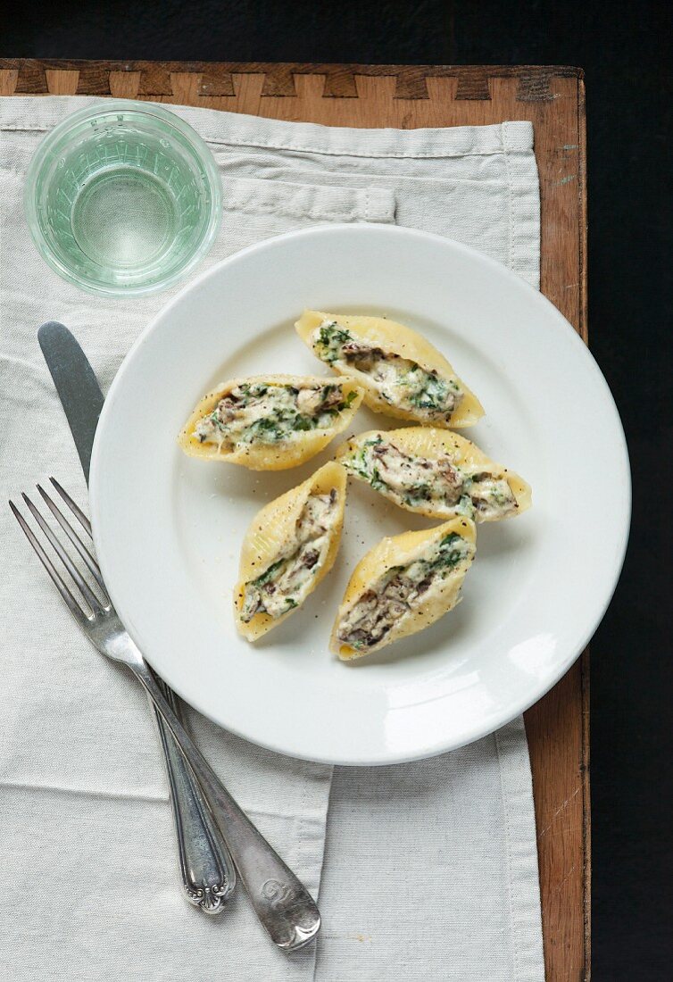 Gefüllte Muschelnudeln mit Ricotta, Spinat, Pilzen und Parmesan