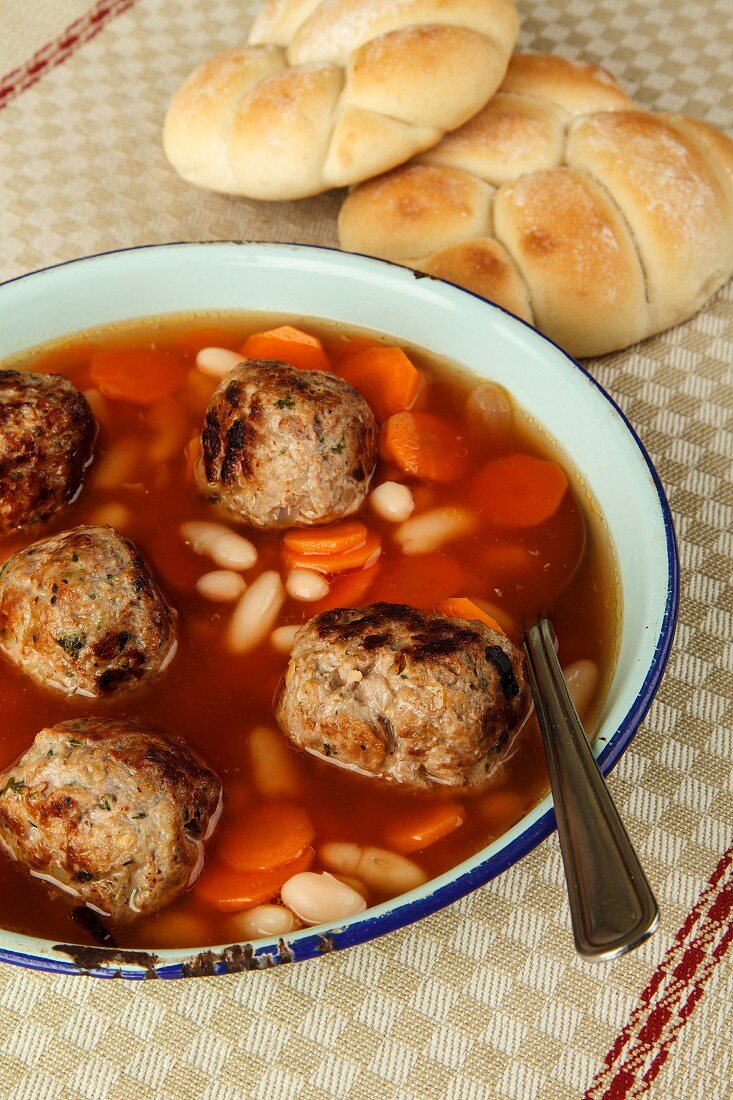 Vegetable broth with beans, carrots and meatballs