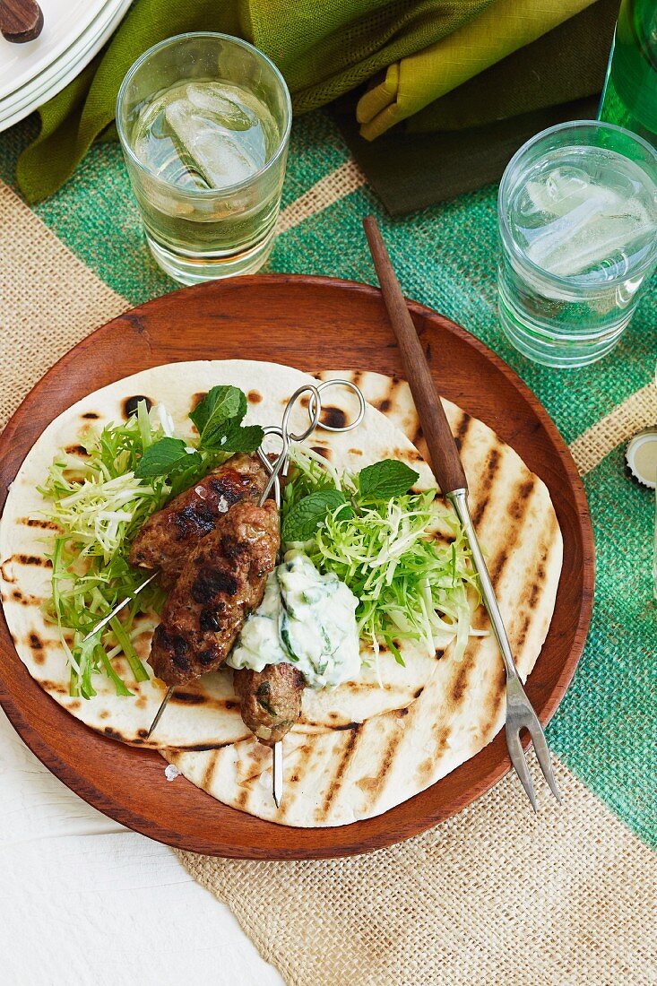 Gegrillte Lamm-Köfte mit Gurkenjoghurt