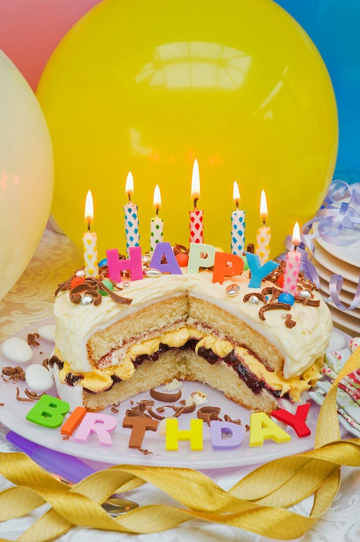 Biskuittorte mit Kerzen zum Geburtstag, Luftballons