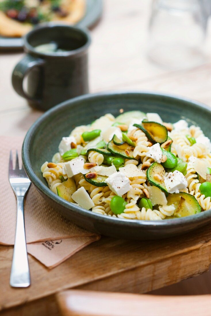 Spiralnudeln mit Ricotta, Bohnen und Zucchini