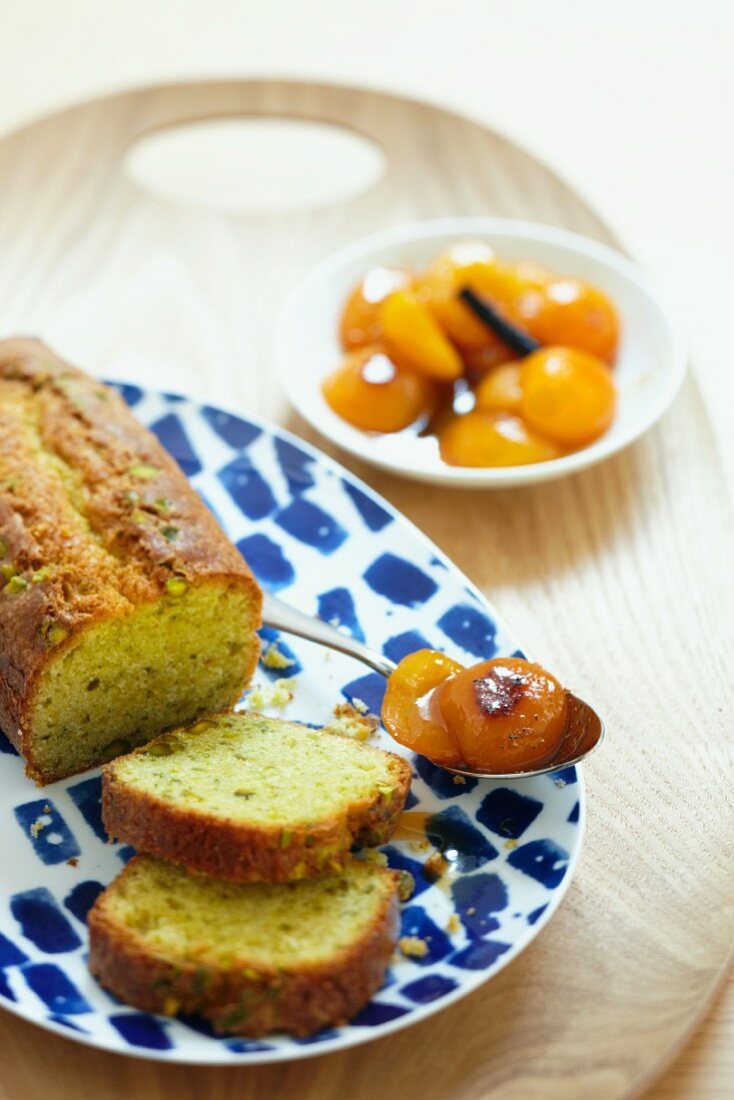 Pistachio cake with apricots