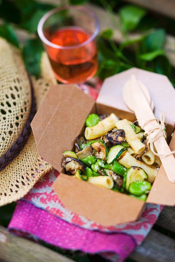 Penne mit Auberginen, Zucchini und Bohnen fürs Picknick