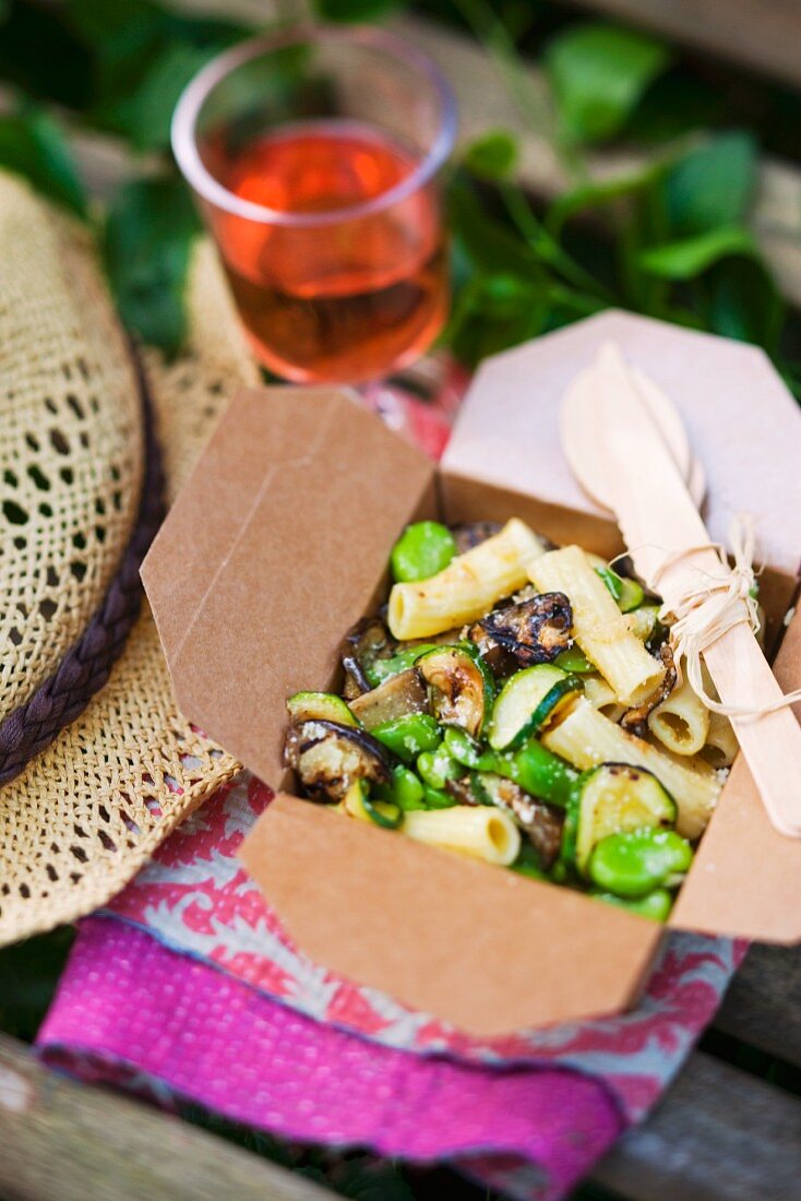 Penne with aubergines, courgette and beans, for a picnic