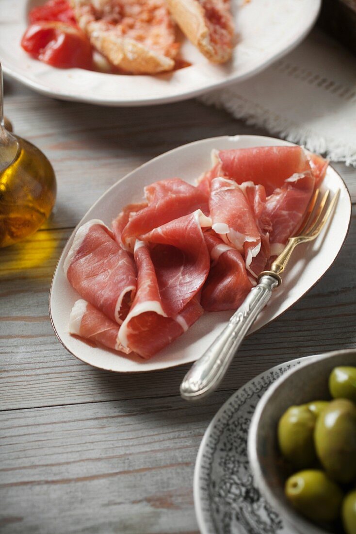 Serrano ham, green olives and tomato bread