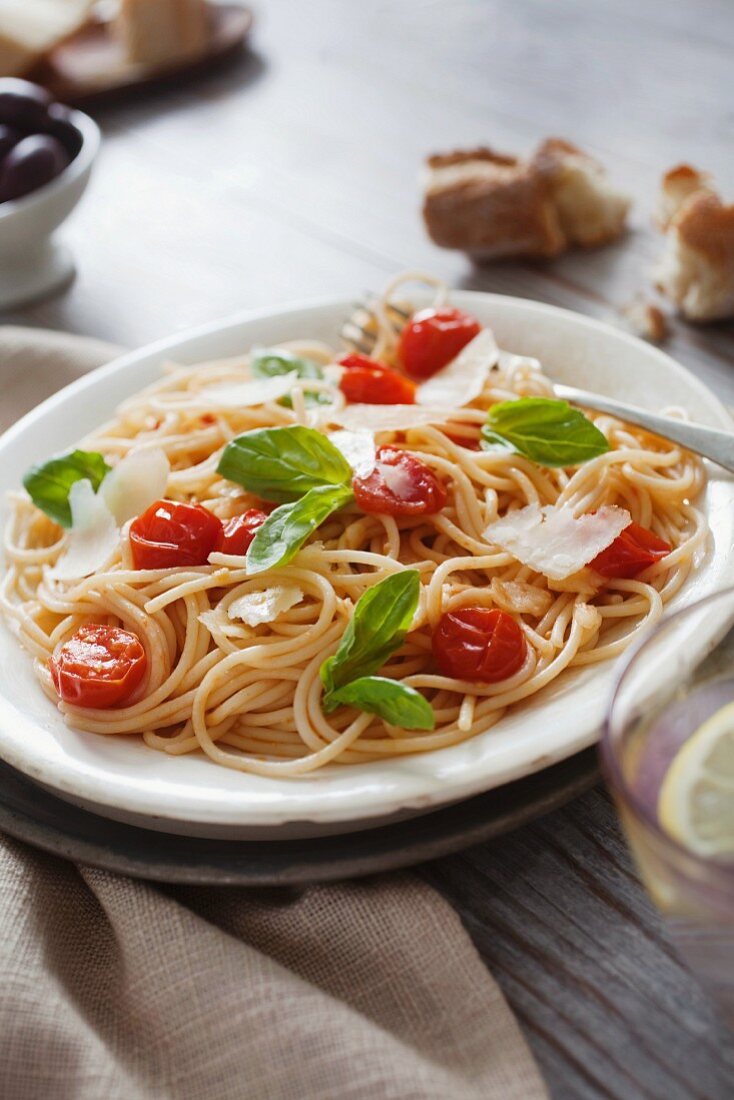 Spaghetti semplici (Nudeln mit Tomaten, Parmesan & Basilicum)