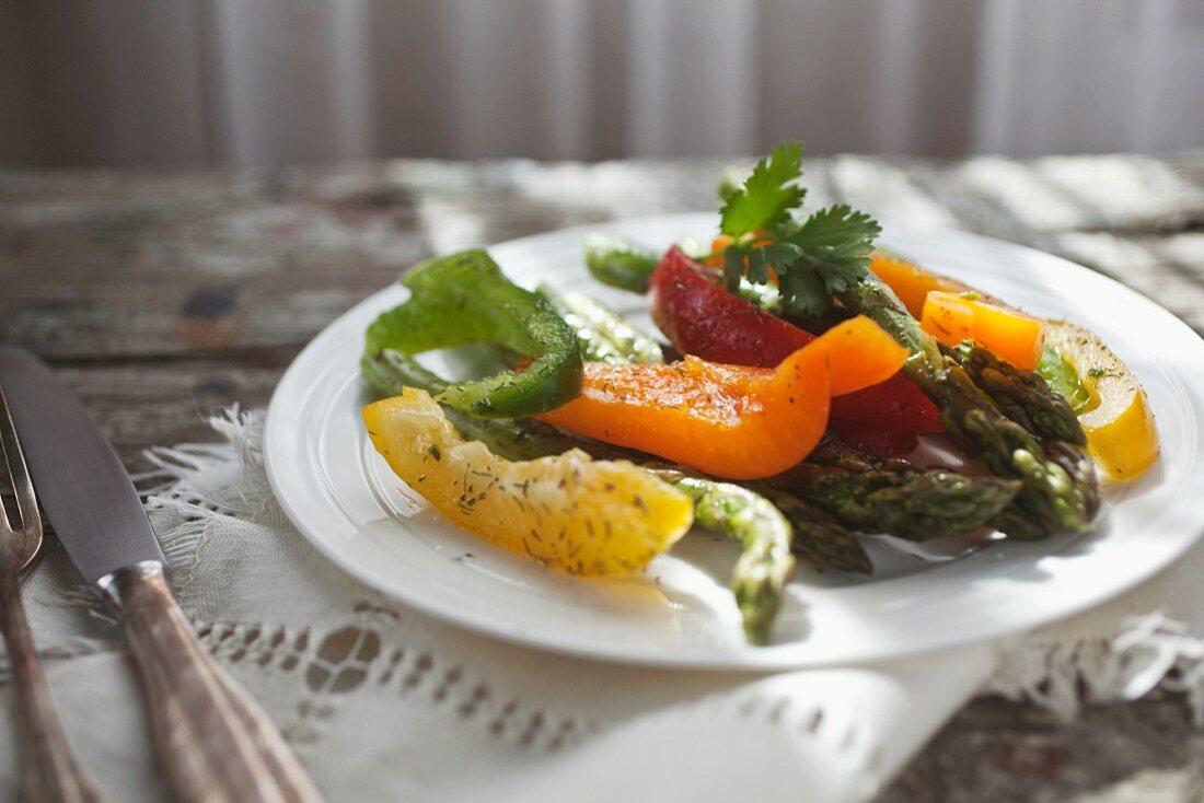 Gemüsesalat mit grünem Spargel und Paprika