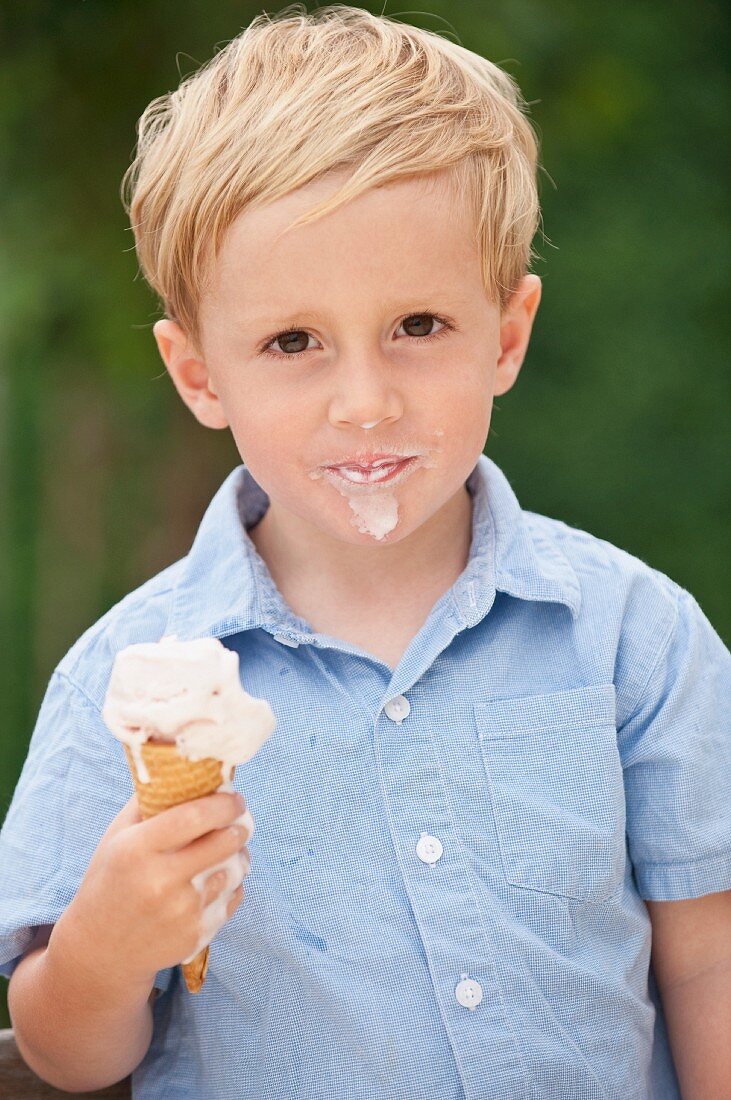 Kind isst eine Eistüte