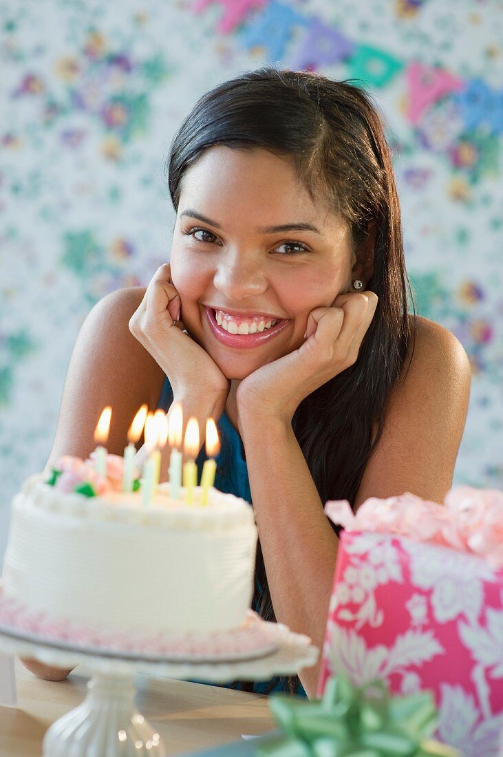 Teenager freut sich über die Geburtstagstorte