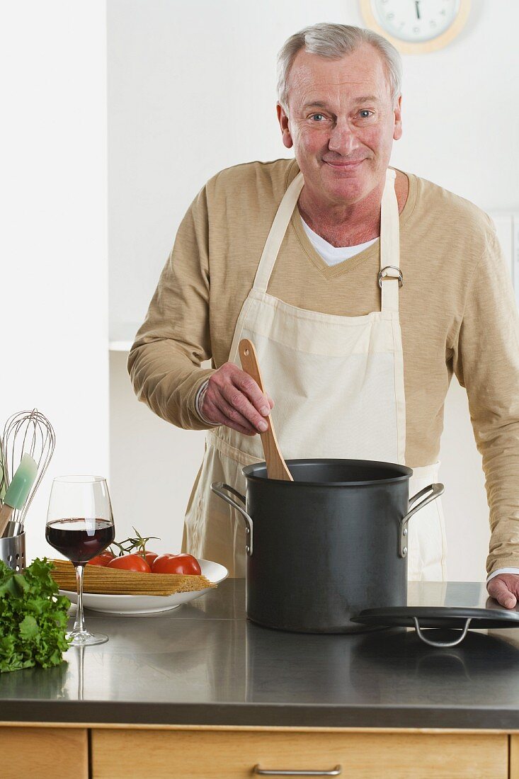 Mann beim Kochen