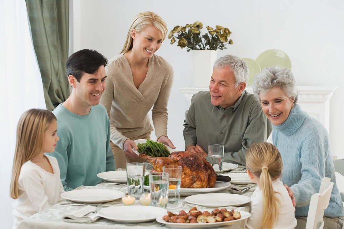 Familie beim Essen an Thanksgiving
