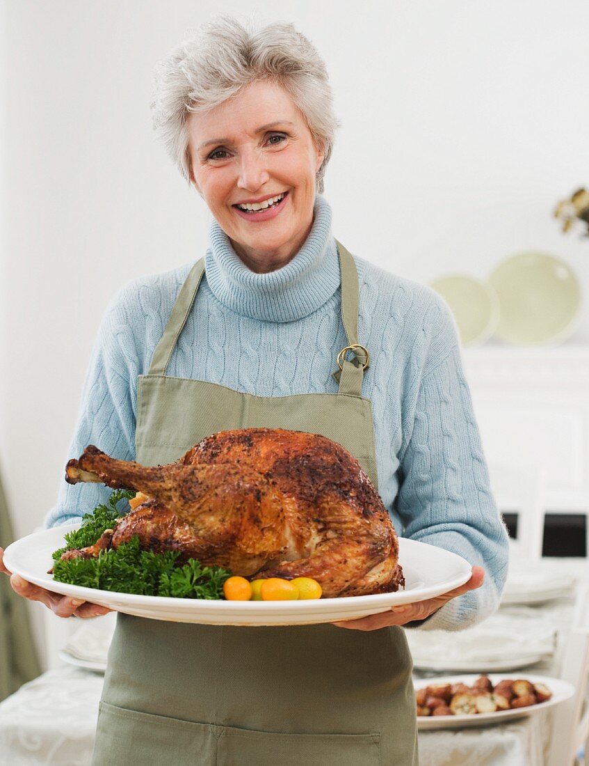 Ältere Frau mit Thanksgiving-Truthahn