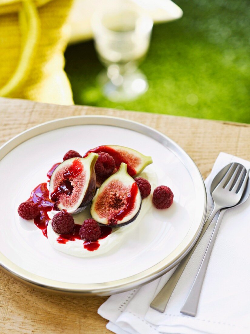 Figs with raspberry and quark made from goat's milk