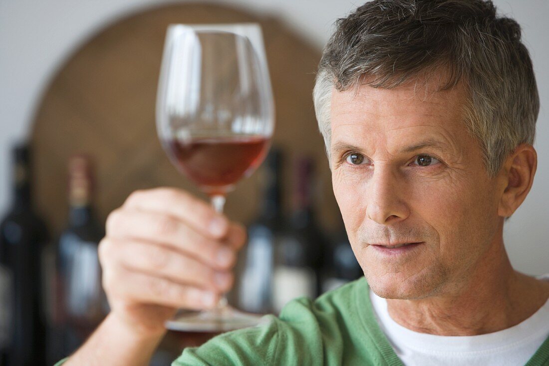 Mann prüft ein Glas Wein