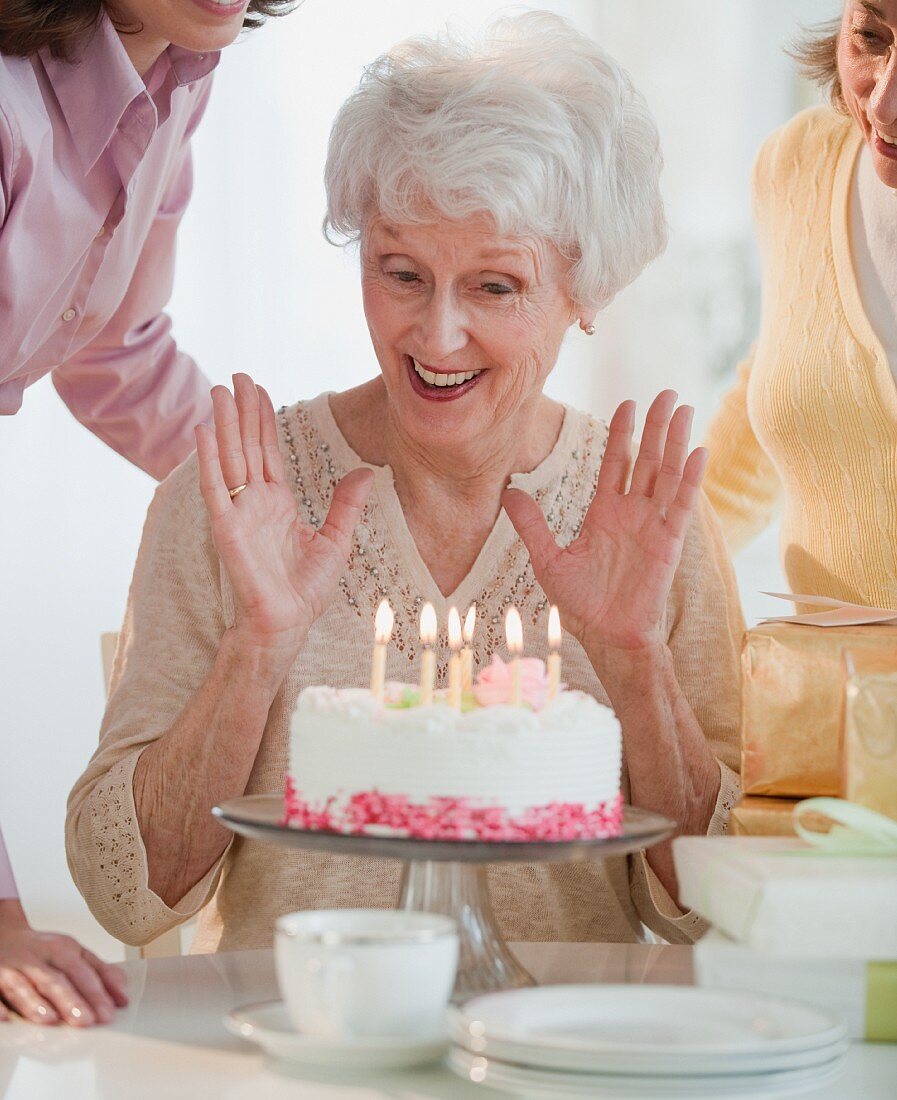 Ältere Frau feiert Geburtstag