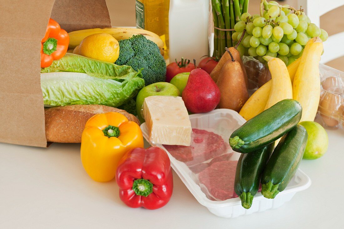 Papiertüte mit Gemüse, Obst und Lebensmitteln