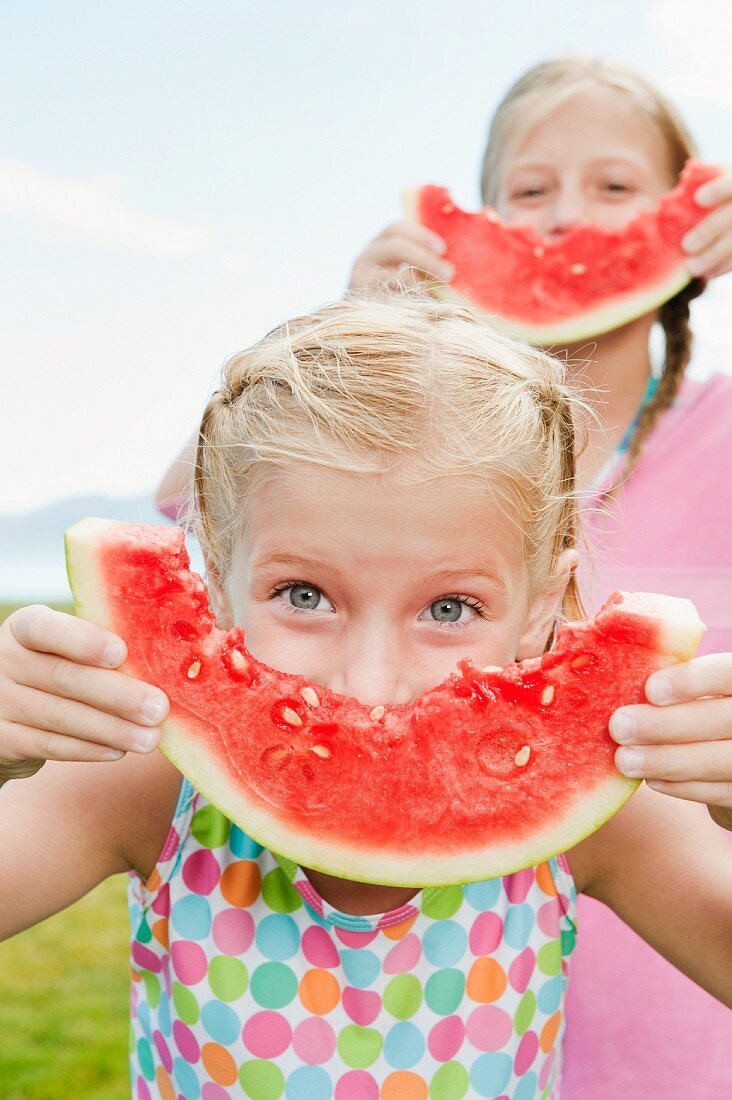 Mädchen mit lustigem Wassermelonenmund
