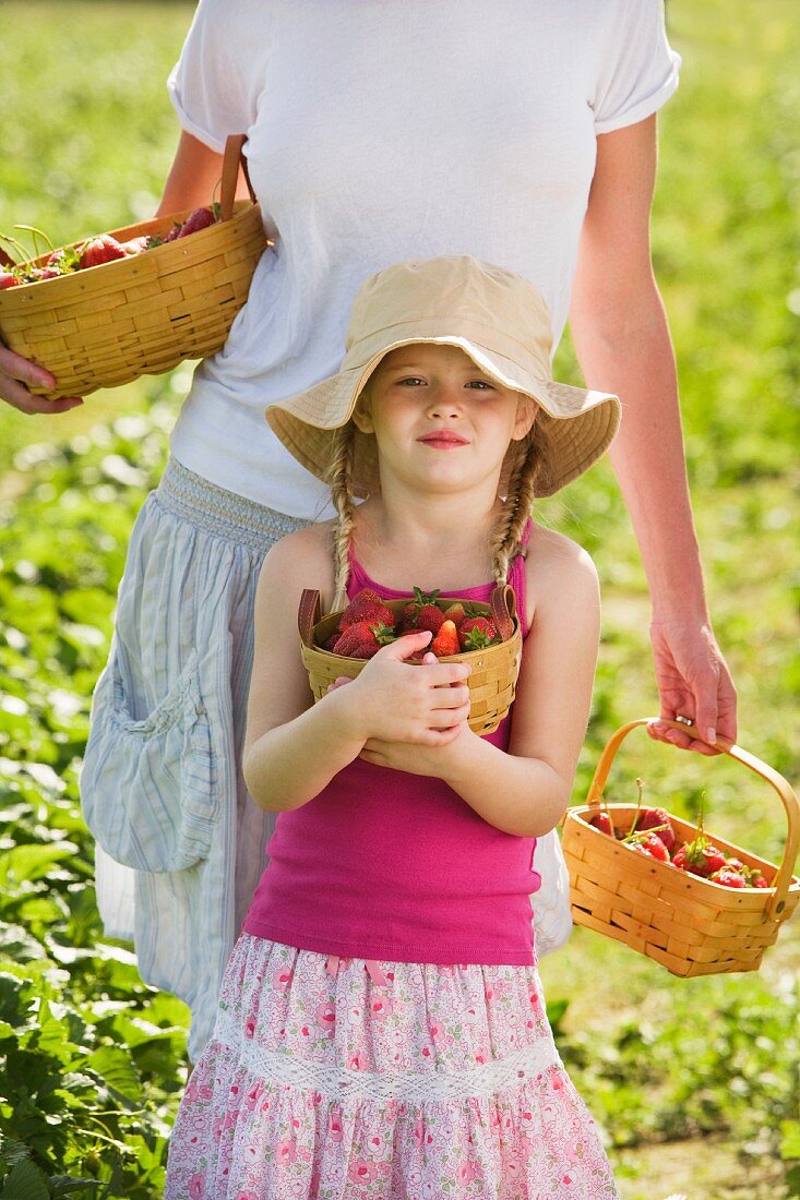 Mutter und Tochter bei der Erdbeerernte