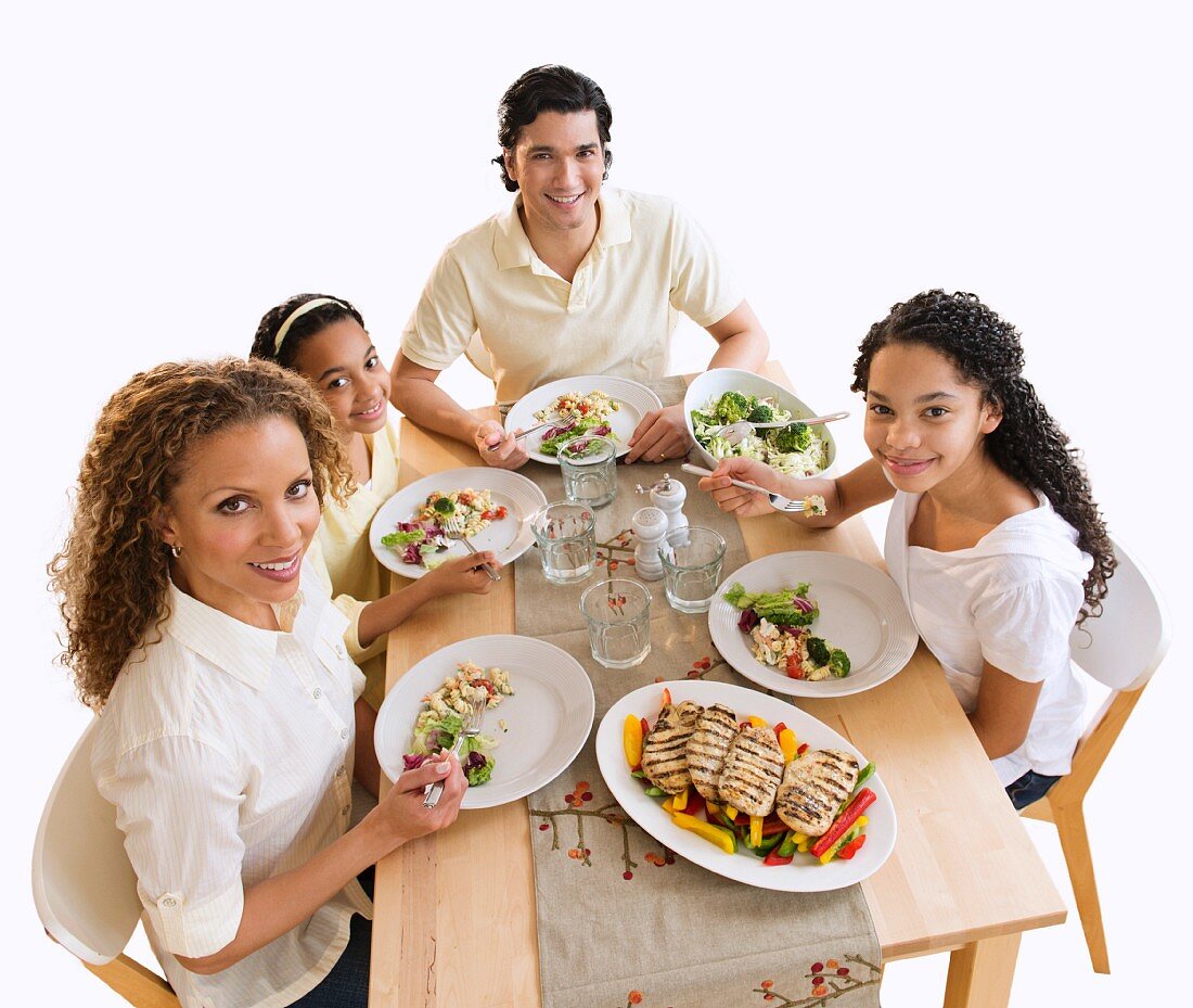 Eltern mit Töchtern (10-13) beim Abendessen