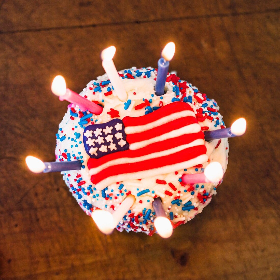Geburtstagskuchen mit der amerikanischen Flagge als Verzierung
