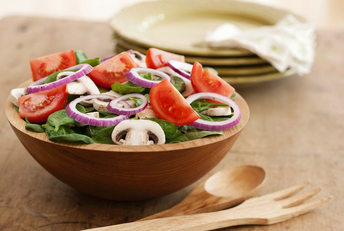 Gemischter Salat mit Zwiebelringen und Pilzen