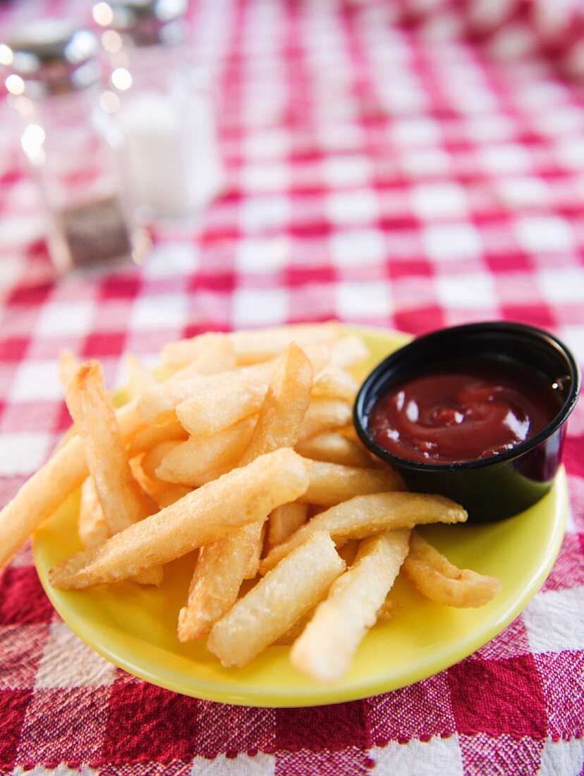 Pommes Frites mit Ketchup auf Teller (Nahaufnahme)