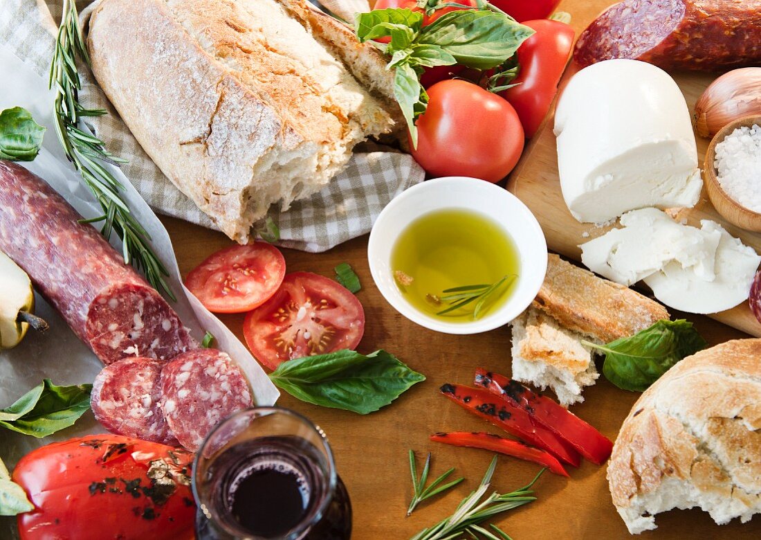 Stillleben mit italienischen Lebensmitteln