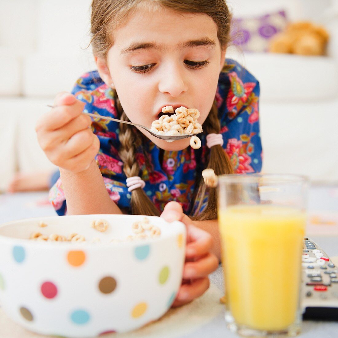 Mädchen isst Cerealien