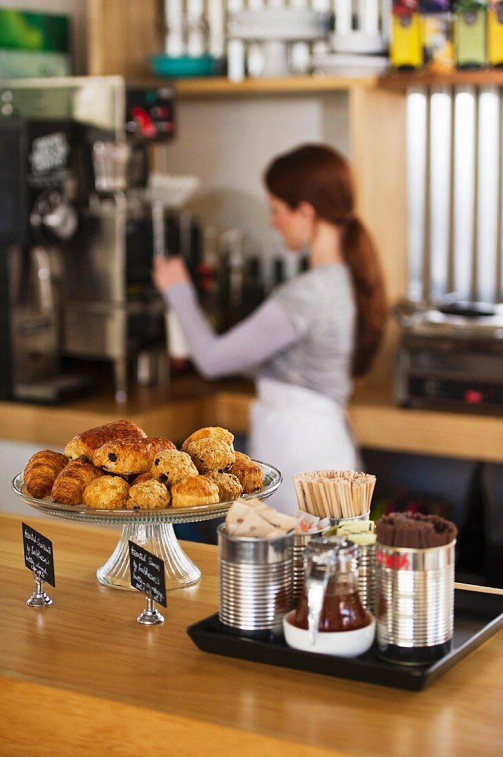 Frau arbeitet in einem Café