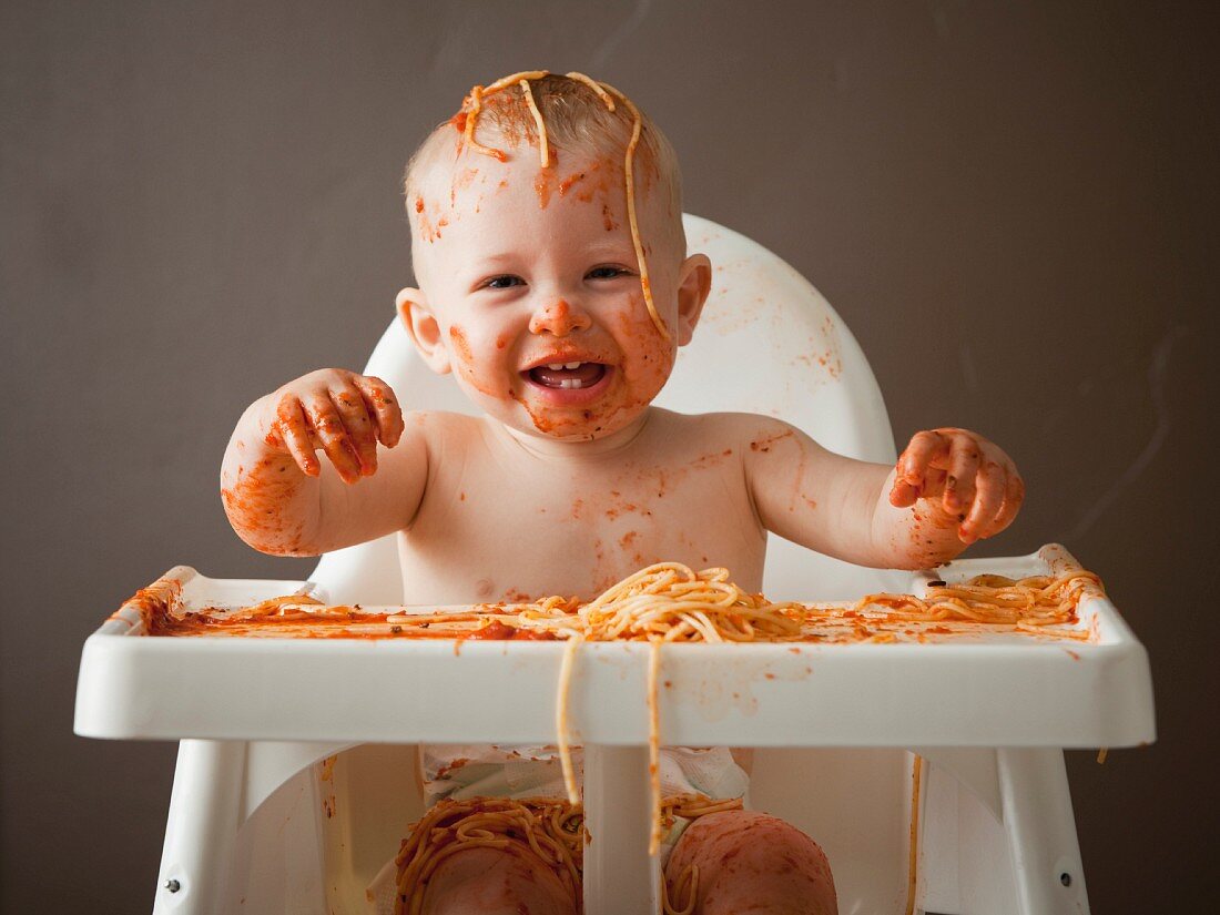 Kleiner Junge beim Spaghettiessen