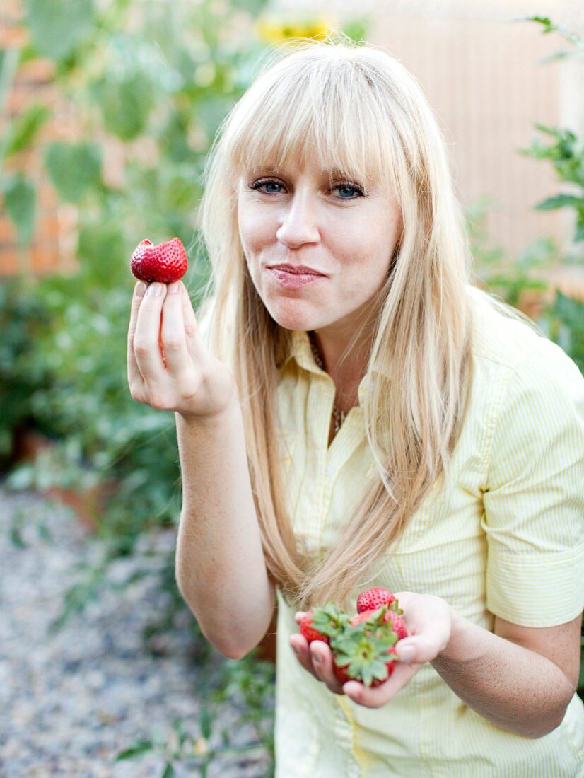 Frau isst Erdbeeren