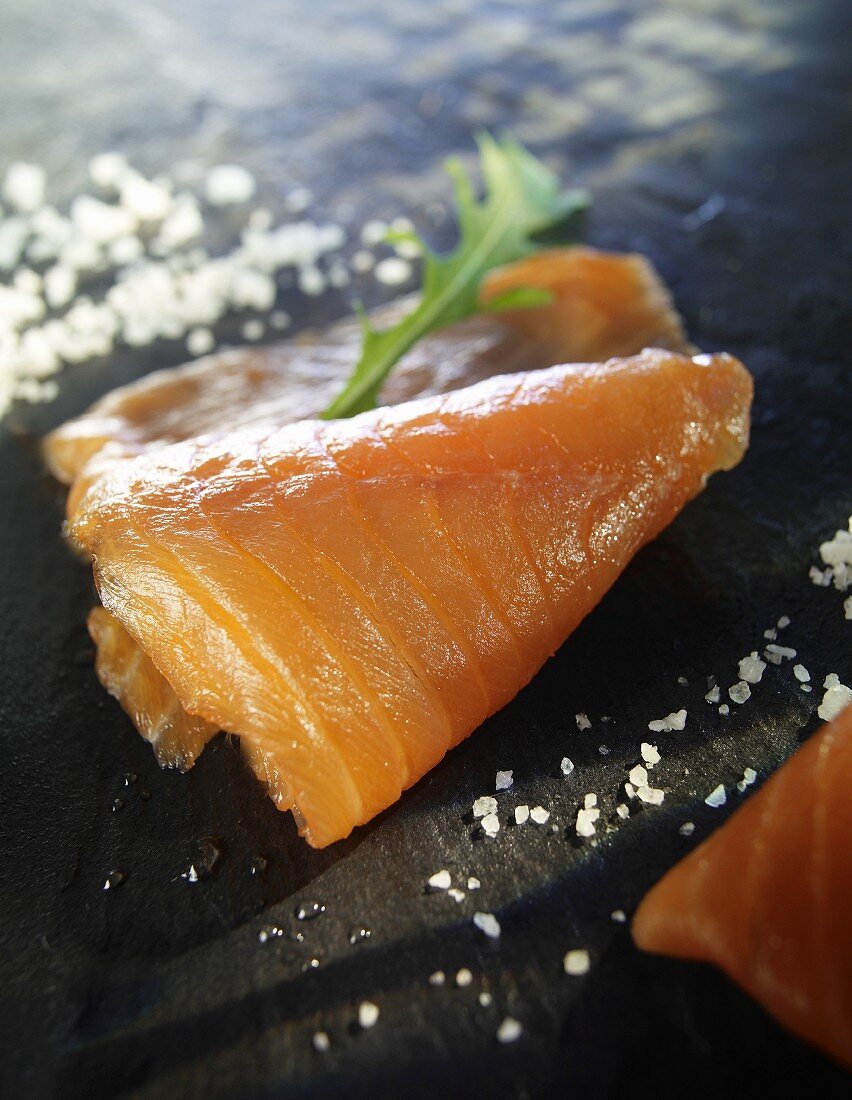 Salmon with salt and rocket