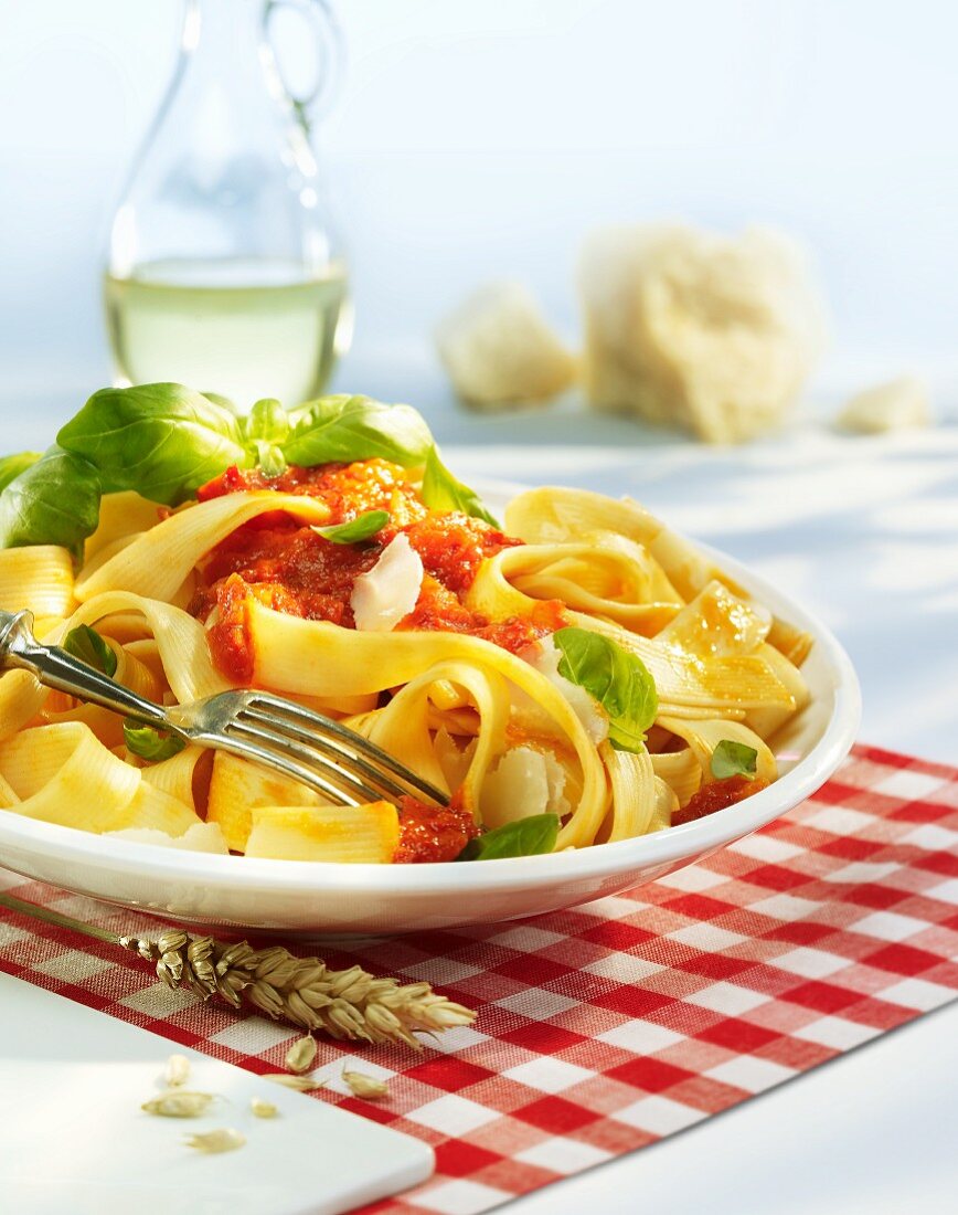 Tagiatelle mit Tomatensauce und Basilikum