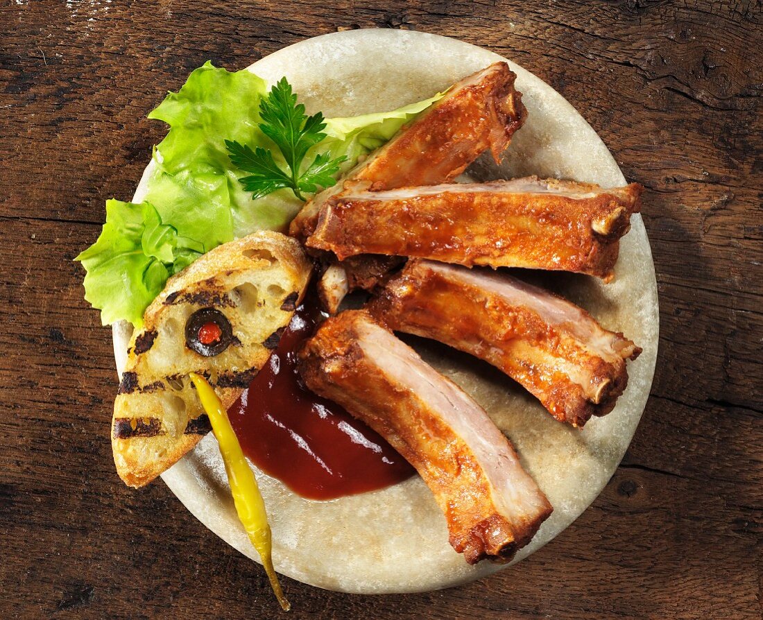 Spare ribs with grilled bread and barbecue sauce
