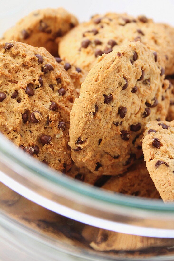 Chocolatechip Cookies in einer Schüssel