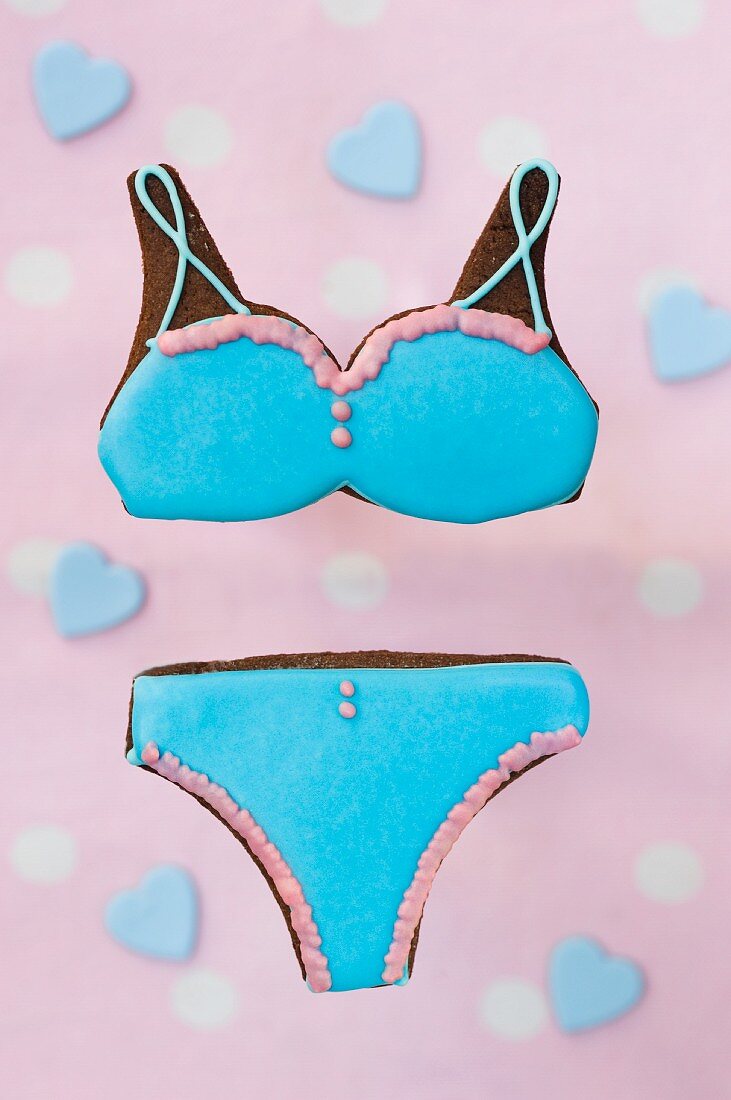 Kekse in Bikini-Form mit blauer Glasur