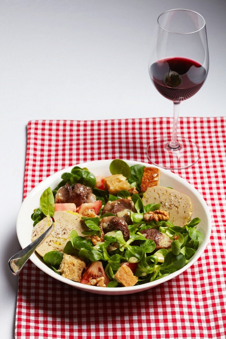 Salade Gascogne with goose liver, tomatoes and croutons (France)