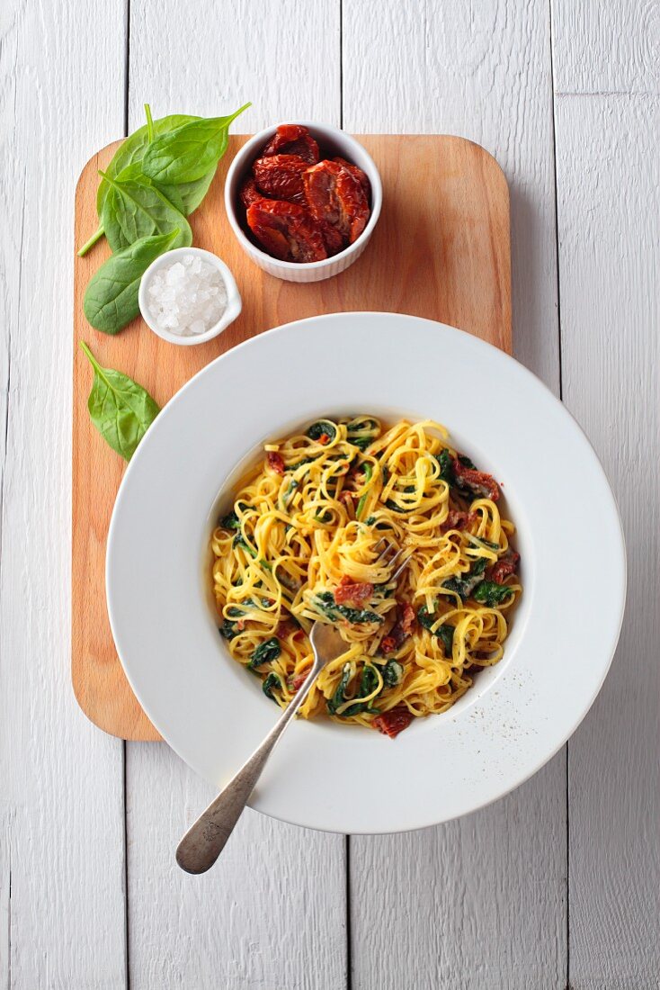 Linguine with dried tomatoes, spinach and gorgonzola