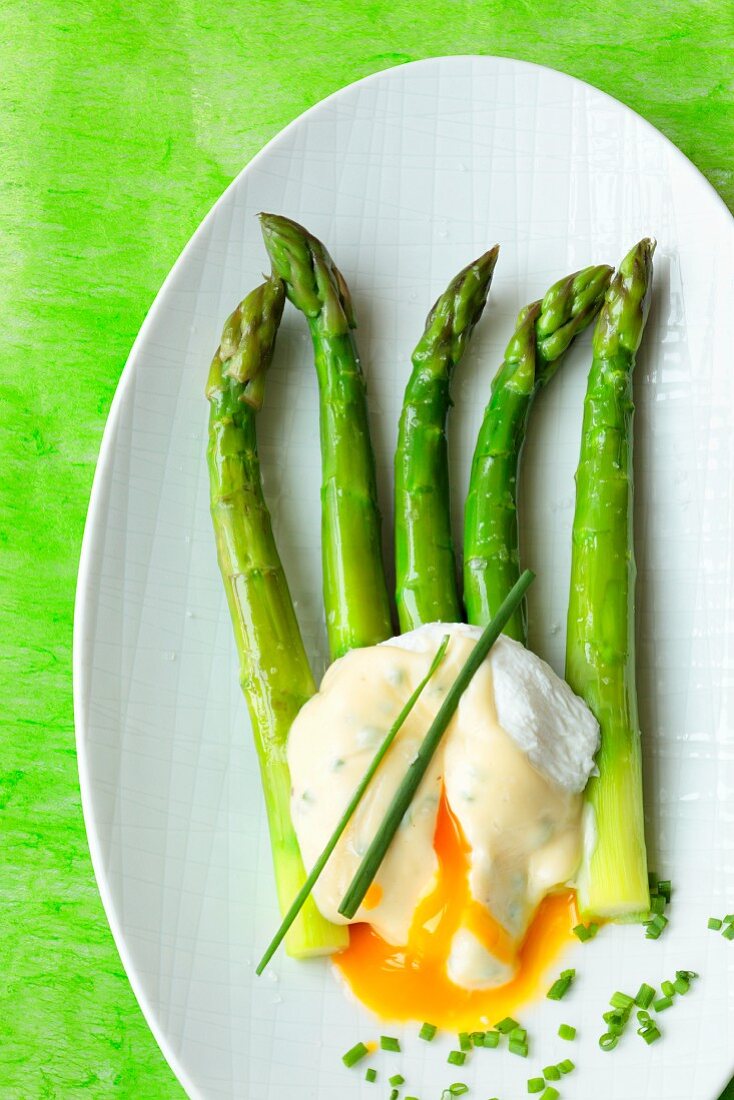 Green asparagus with poached egg
