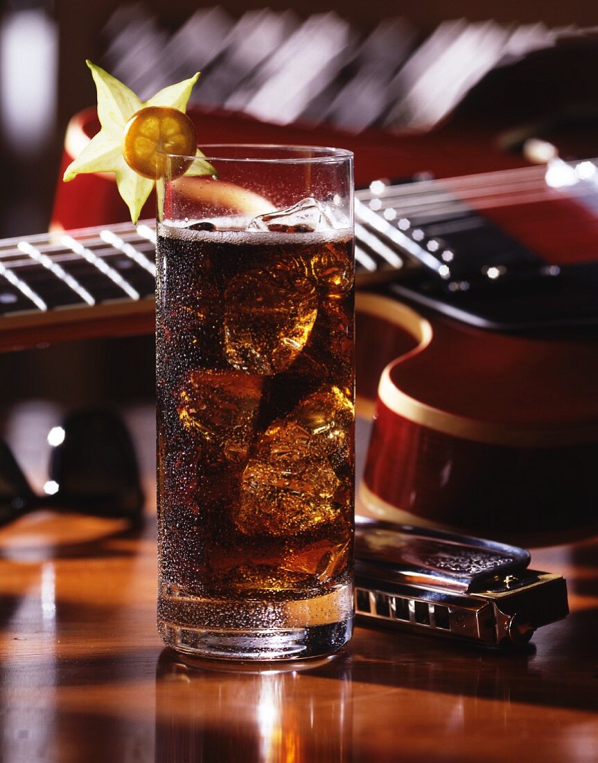 Cola mit braunem Rum und Eiswürfel