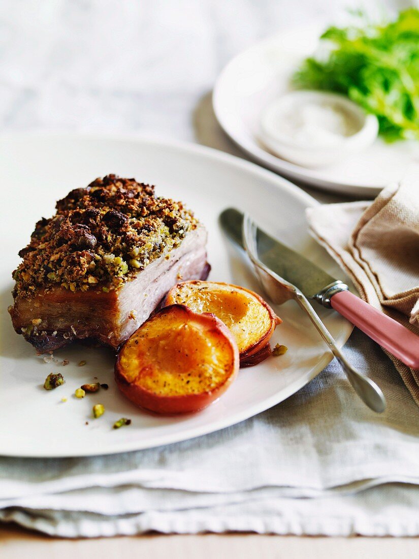 Schweinefleisch mit Pistazienkruste und gebratenen Pfirsichen