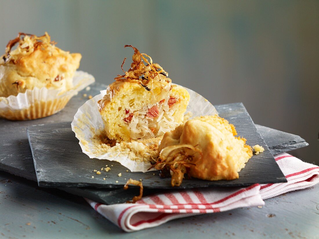 Muffins mit Sauerkraut-Speck-Füllung