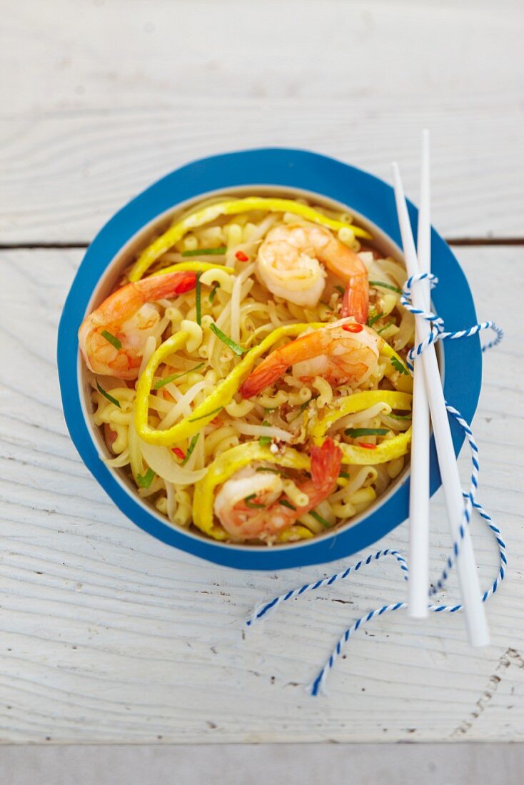Croissant noodles with shrimp and vegetables
